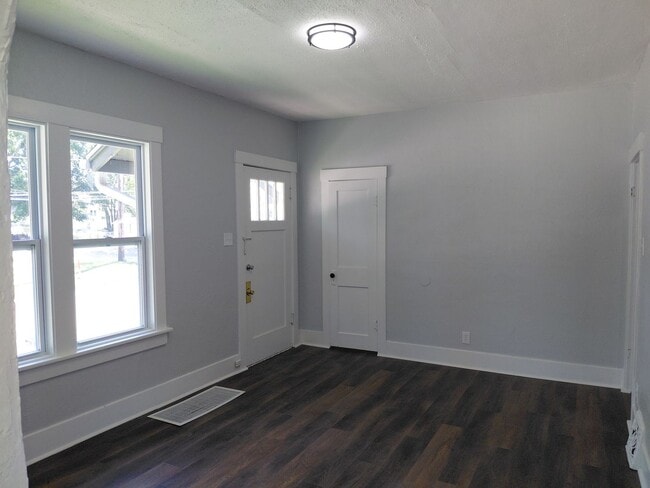 Building Photo - Fully Remodeled Home For Rent