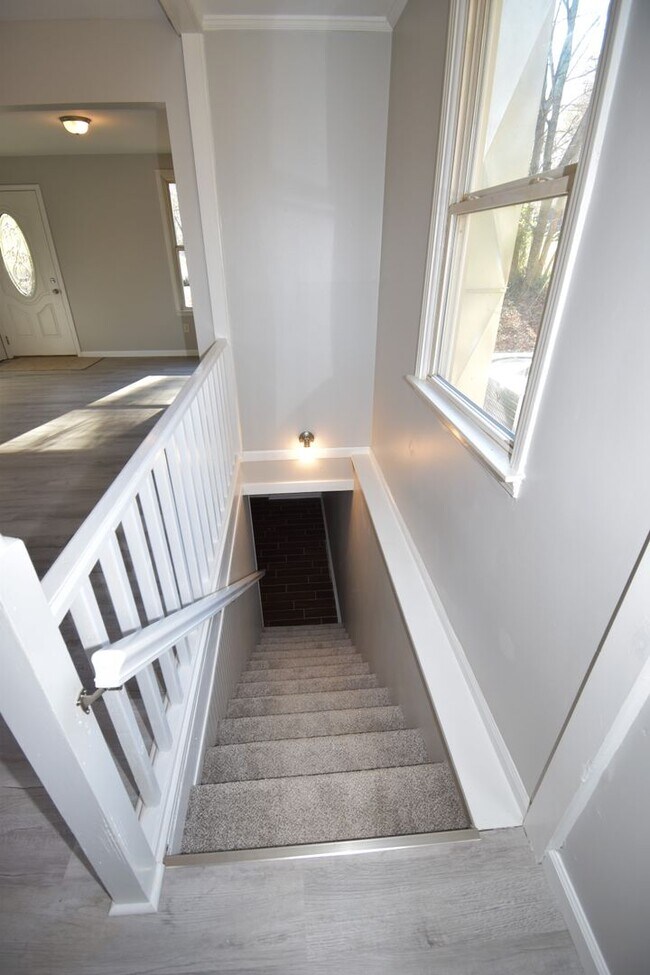 Building Photo - 4 Bedroom Home For Rent Over The River!