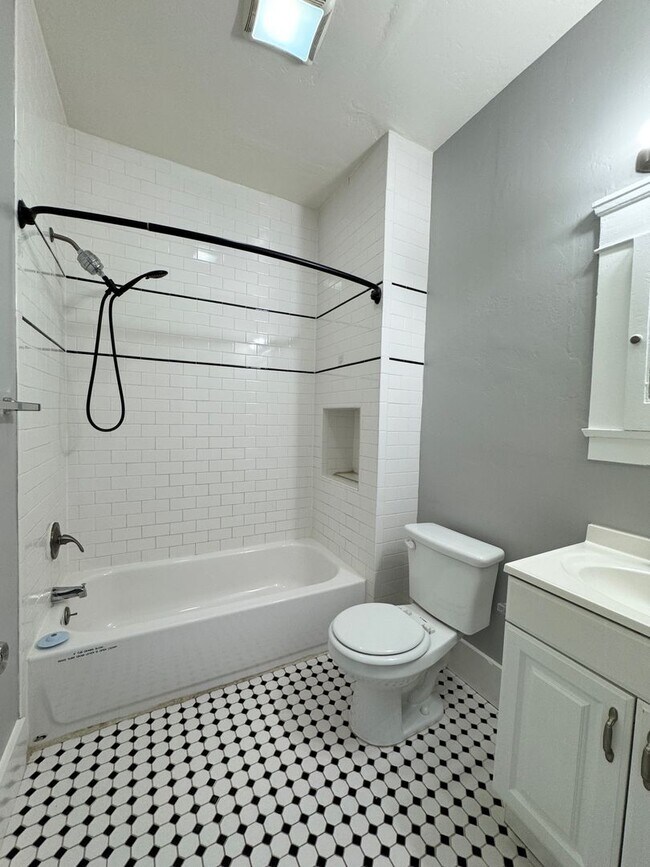 Building Photo - 2129 B St