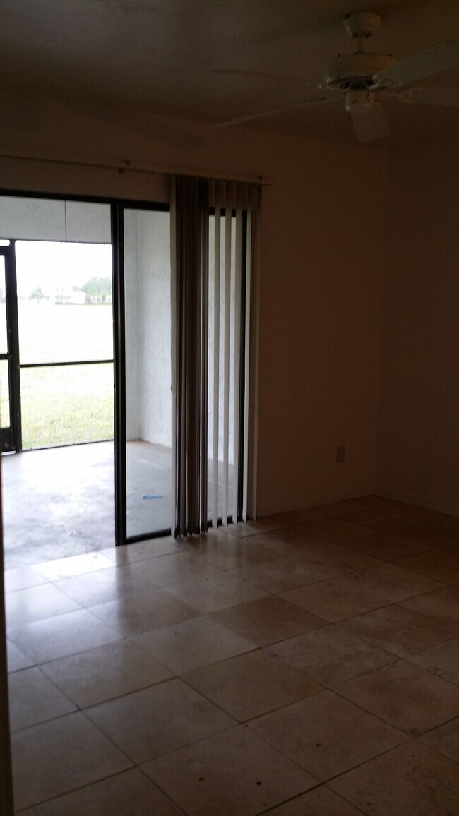 Building Photo - 611 SW 3rd Ter