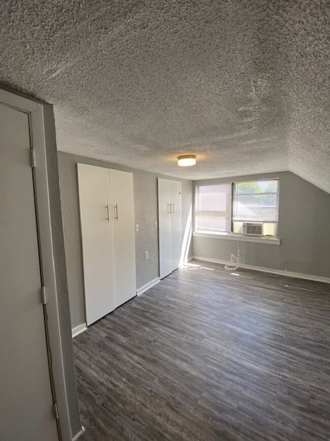 Building Photo - Spacious 3 Bedroom 1 Bathroom Home Located In St. Petersburg, Florida