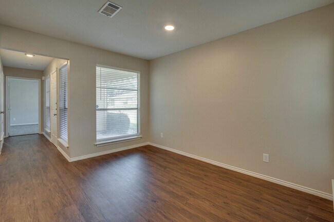 dining area with great natural lighting - 1233 Cordell St