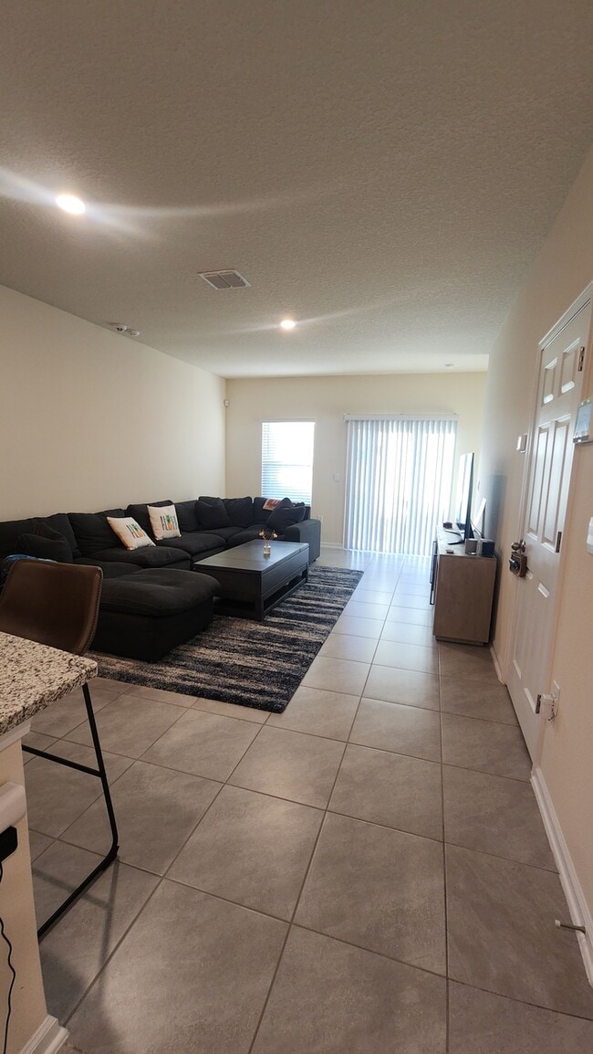 Building Photo - Beautiful Townhome in Waterford Lakes 2 Bedroom 2.5 baths and 1 Car Garage