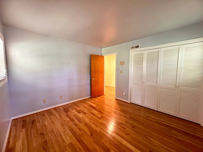 Building Photo - 4 Bedroom Jamestown Beauty!