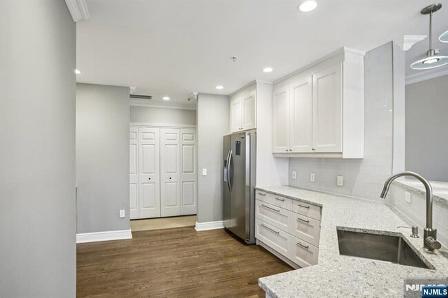 Building Photo - 343 The Promenade