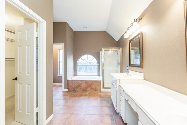 Building Photo - 7111 Glenwood Dr