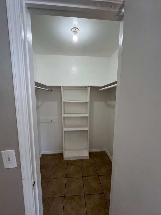 Building Photo - 1 Bed 1 Bath Downstairs Unit