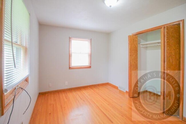 Building Photo - 3 Bedroom 1.5 Bathroom Home Located Minutes from Westroads Mall