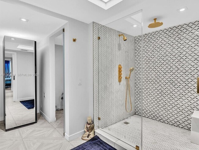 Building Photo - 101 Crandon Blvd