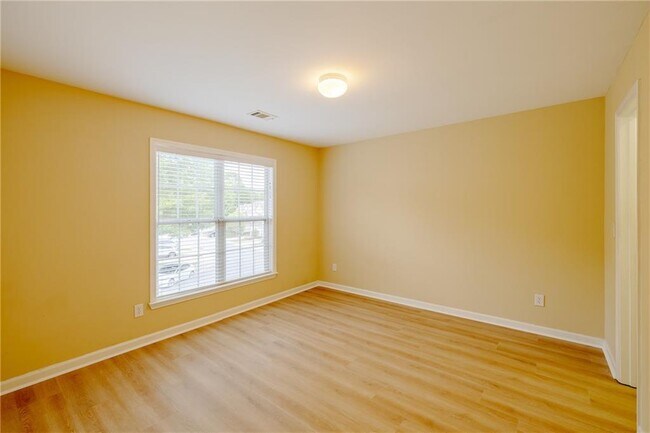 Building Photo - 2442 Fairlie Dr