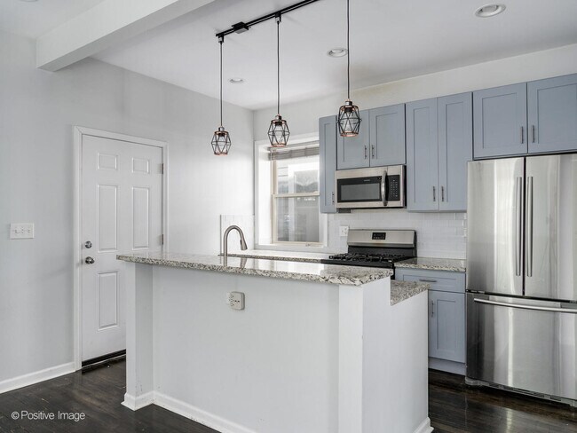 Building Photo - 5134 N Oakley Ave