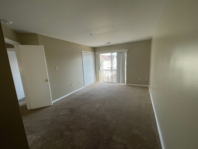 Building Photo - Beautiful 3 Bed 2.5 Bath Interior Townhome...