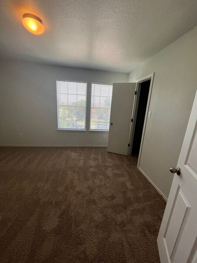 Building Photo - 3/2 in the heart of Del Valle