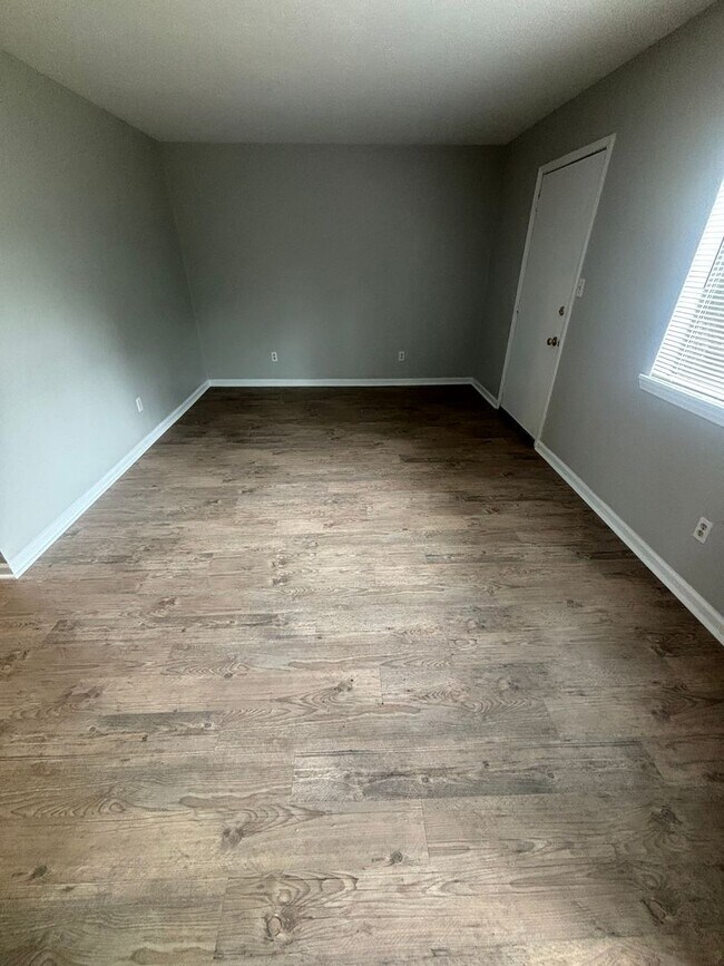 Building Photo - 2 bed/ 1 bath Apartment in Prime Tallahass...
