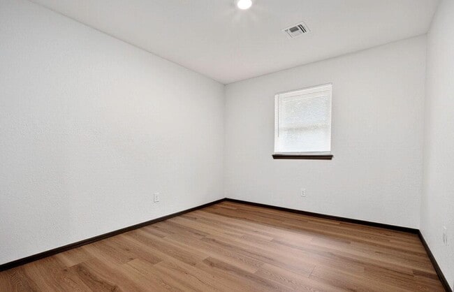 Building Photo - 742 W Juniper Dr