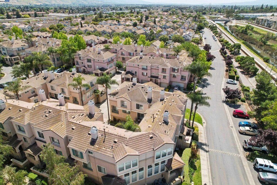 Building Photo - 385 Montecito Way