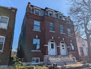 Building Photo - Beautiful renovated apartment with a ton of space!