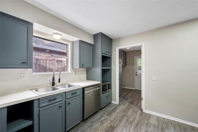 Building Photo - 16911 Summit Oaks Ln