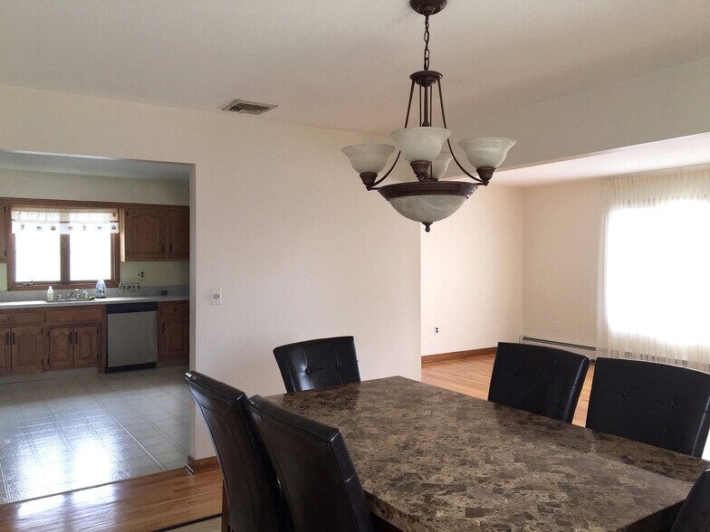 Building Photo - 193 Banta Ave