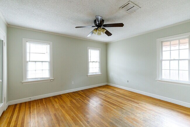 Building Photo - 3 bedroom less than 1 mile from Tech