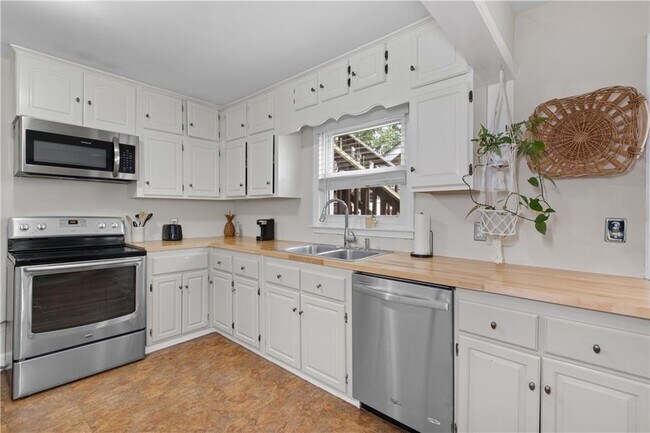 Building Photo - 557 Glenwood Pl SE