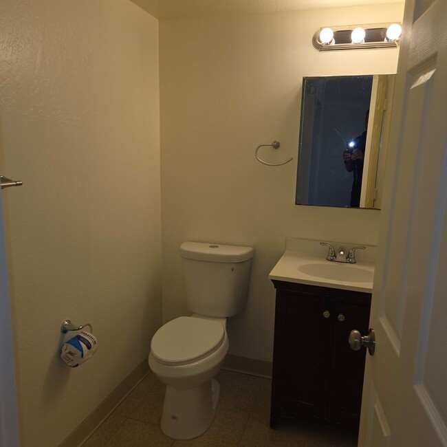 Building Photo - Freshly Painted 2 Bedroom Harbor Lights Co...