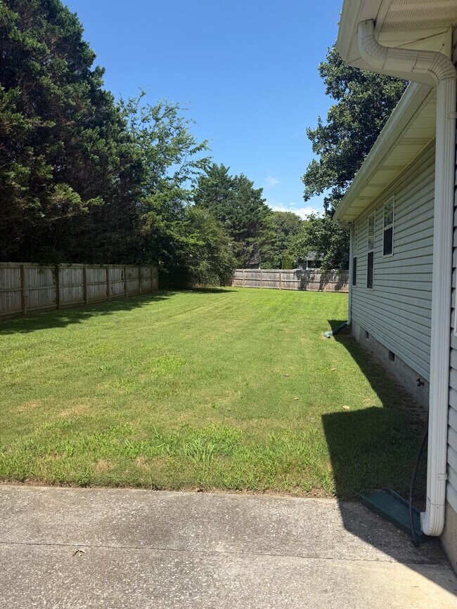 Building Photo - 8900 Fox Glen Dr