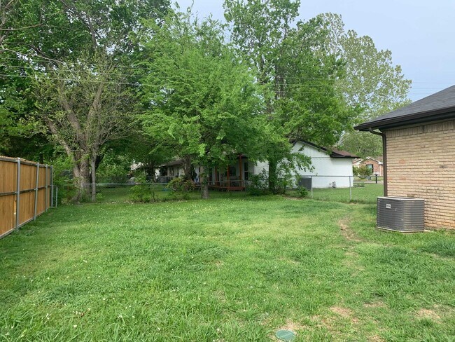 Building Photo - 901 Downing St