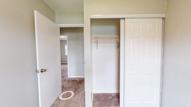 Building Photo - 3 Bedroom/1 bathroom renovated townhouse.