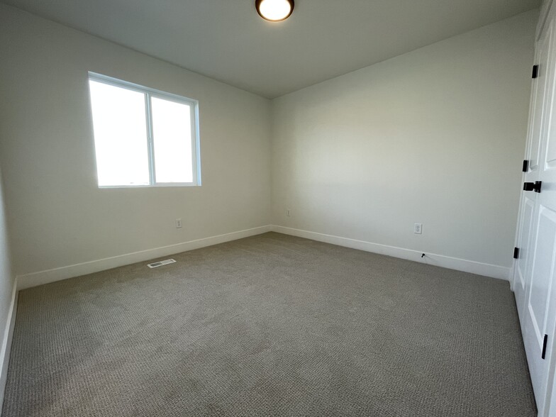 Building Photo - 465 W 490 N
