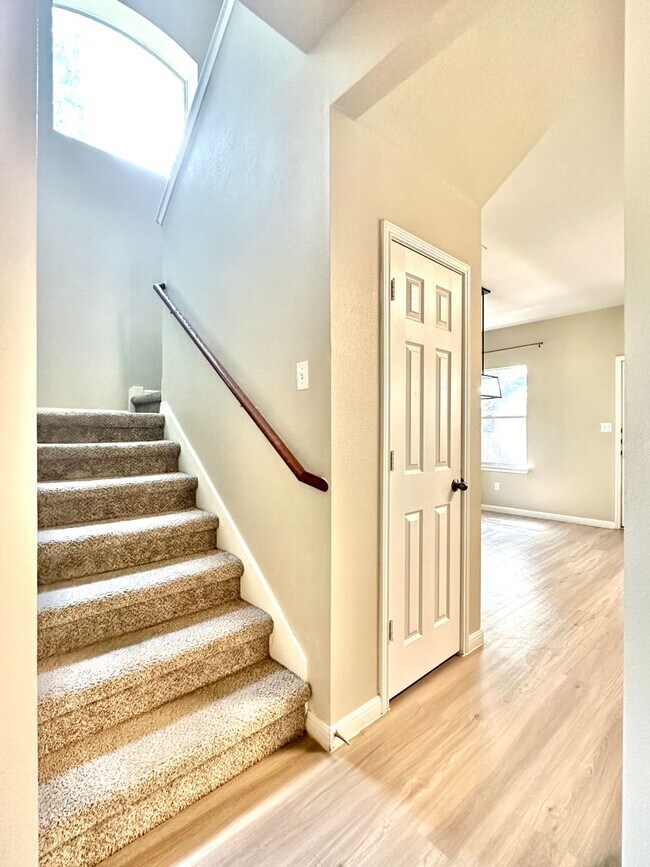 Building Photo - Stunning 4-Bedroom Home in the Desirable S...