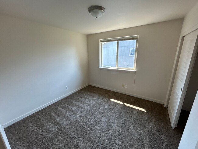 Building Photo - 2236 SW Reindeer Ave