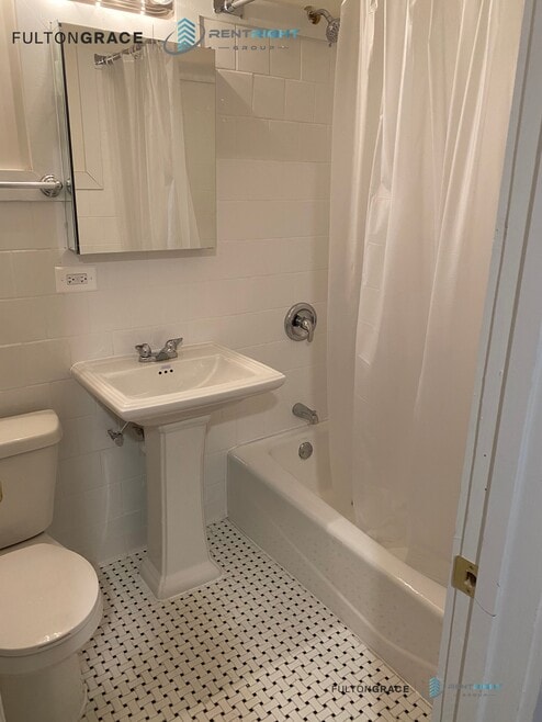 Building Photo - 845 W Agatite Ave