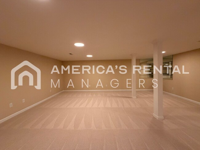 Building Photo - Spacious Five Bedroom Residence in Meadowbrook!