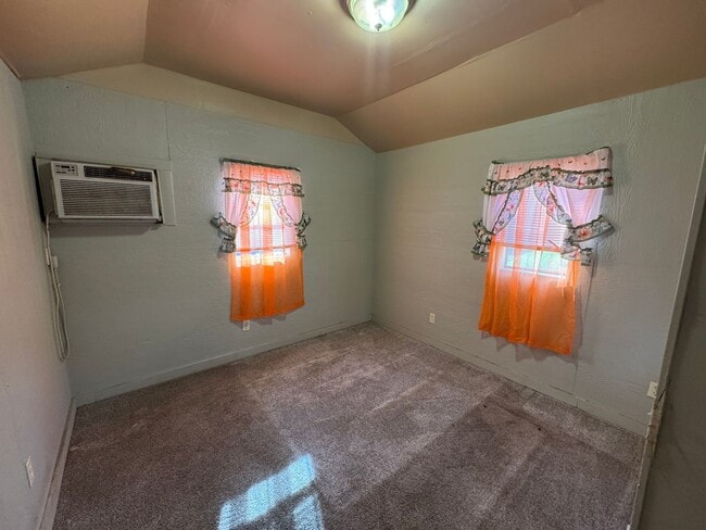 Building Photo - Cute 3 Bedroom Home