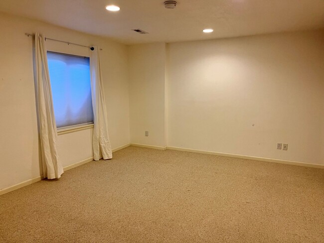 Basement bedroom - 2797 Whitetail Cir