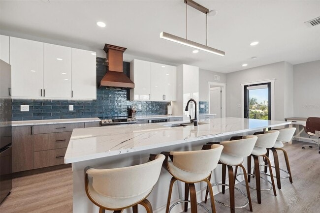 Building Photo - 12400 Capri Cir N