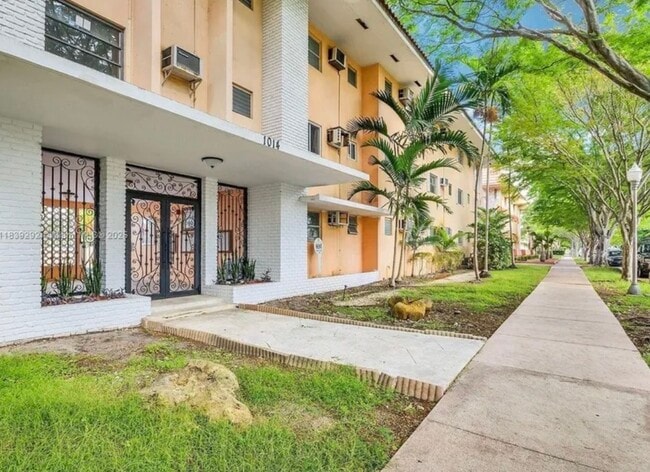 Building Photo - 1014 Salzedo St