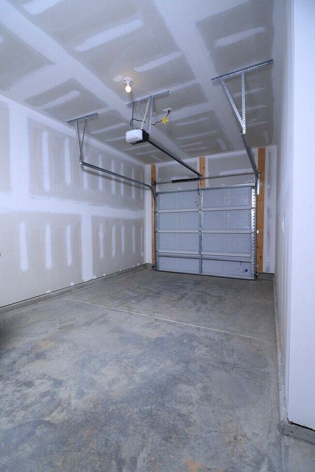 Building Photo - Townhouse