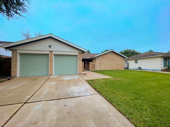 Building Photo - 8818 Grape St