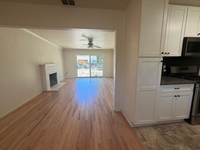Building Photo - 4 bedroom house in Orangevale on a huge lot