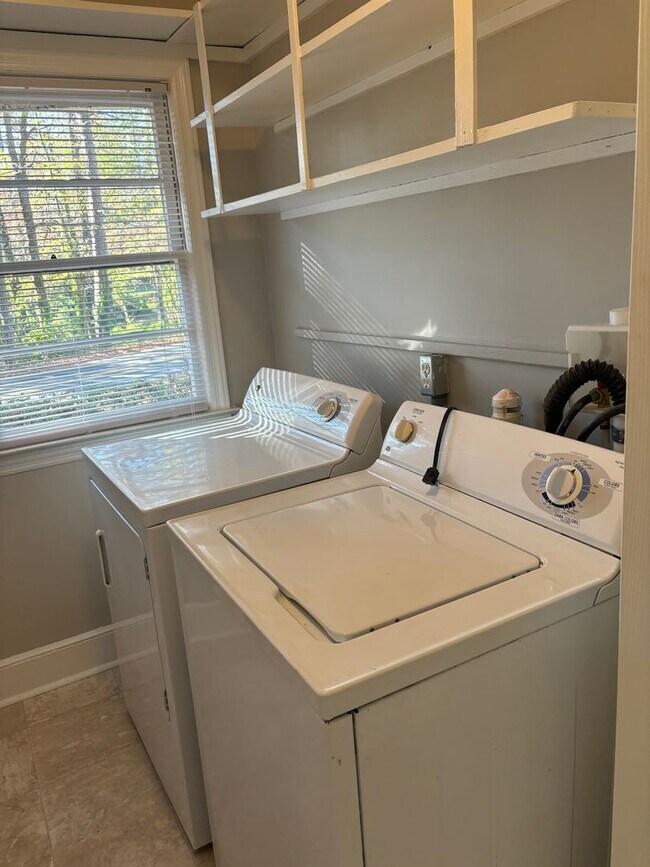 Building Photo - Hamilton Lakes Park Area 3 BR in Grimsley HS District