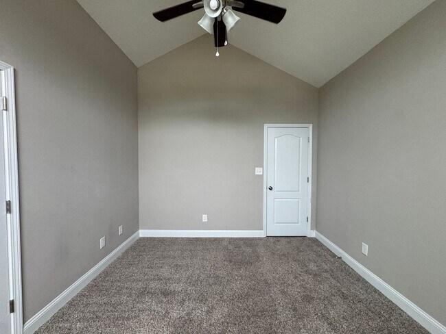 Building Photo - Spacious 4 Bed 3 Bath Home with Fenced Yard