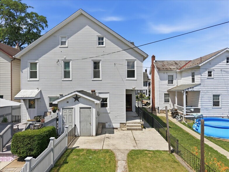 Building Photo - 315 2nd St