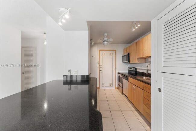 Building Photo - 9800 W Bay Harbor Dr