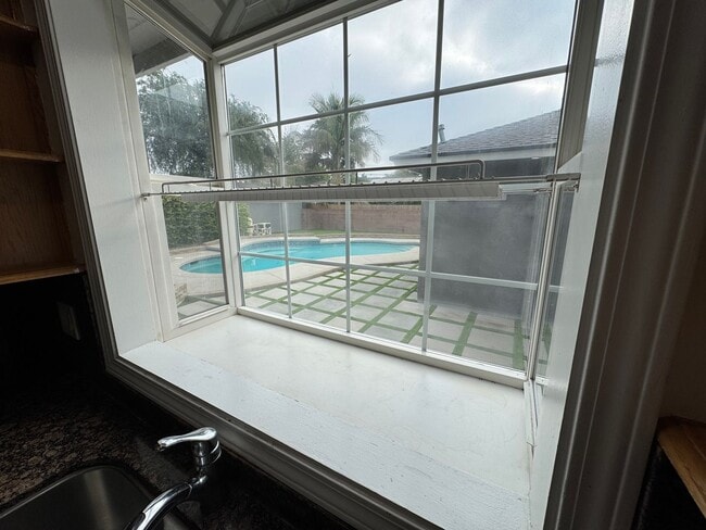 Building Photo - Beautiful 3 bedroom 2 bath Pool Home...  this one is a SHOW STOPPER