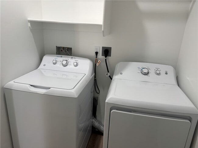 Building Photo - 2553 Sycamore Ave