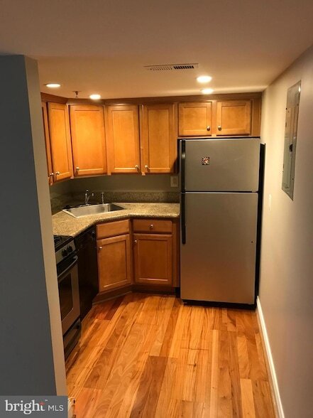 Building Photo - 610 Main St