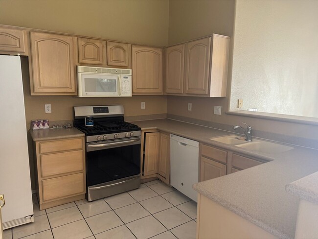 Building Photo - GORGEOUS 3 BEDROOM 2 BATH CUL DE SAC HOME FOR RENT