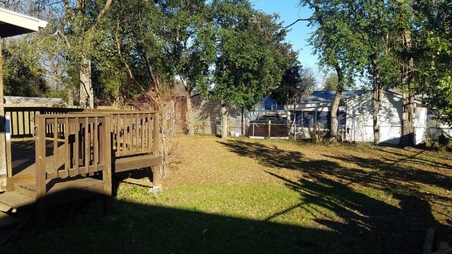 Building Photo - 2015 Fernwood Cir